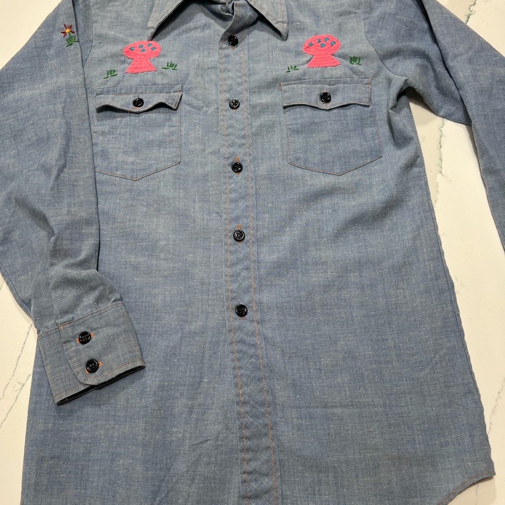 Vintage JCPenney Light Blue Chambray Shirt with Beach Theme Embroidery